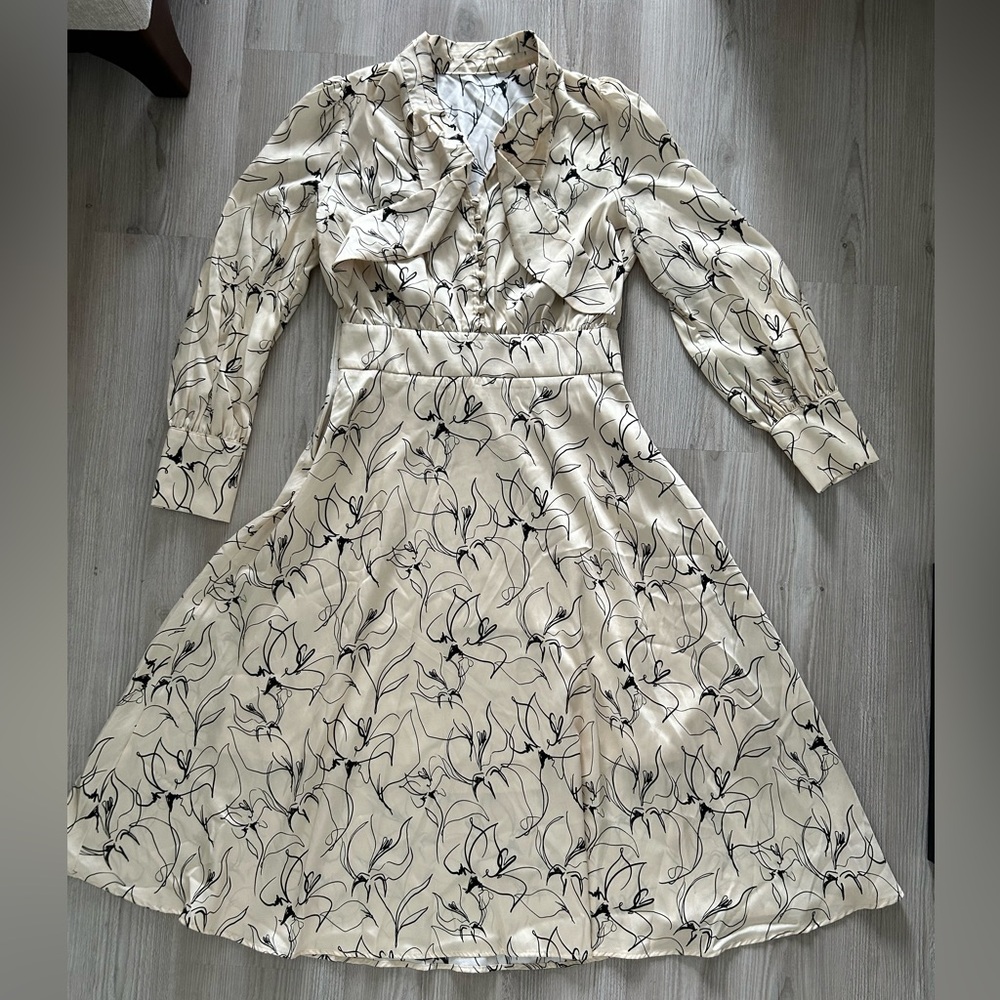 2 for 20$ 🍦🍨 Tie neck floral dress with side zip - Picture 2 of 14